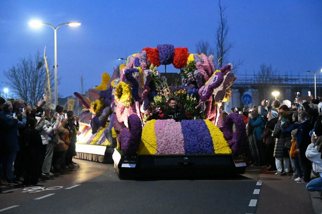 ../Images/Verlicht bloemencorso 2025 022.jpg